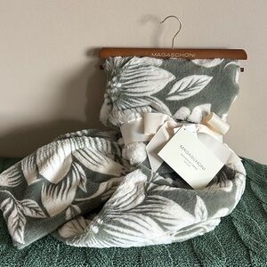 Magaschoni Plush Throw Blanket Green & Ivory  Leaf Print So So Soft! NEW!
